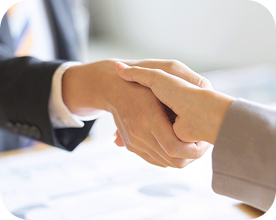 握手している写真