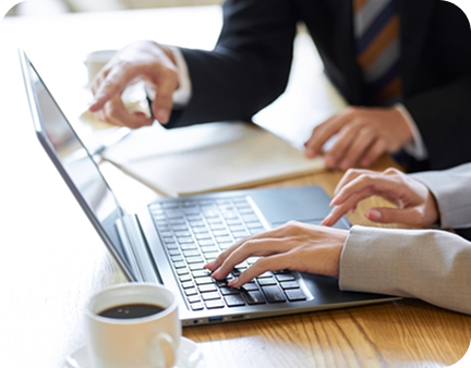 パソコンをしている写真